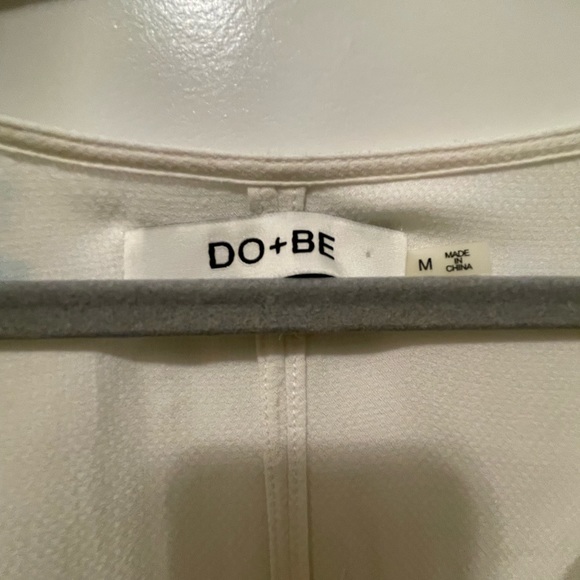 White flutter sleeve blouse/slit up back - Picture 2 of 4